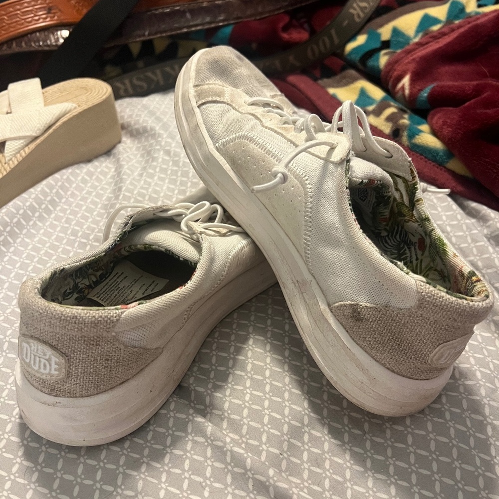 Comfortable tennis shoes